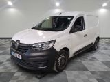 la camionnette blanche est garée sur le sol en damier d'une pièce