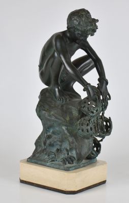 statue en bronze représentant un garçon assis sur un rocher, les mains posées sur les genoux