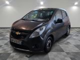 une photo d'une Chevrolet Spark dans un showroom
