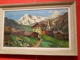 un tableau accroché au mur d'une pièce rouge