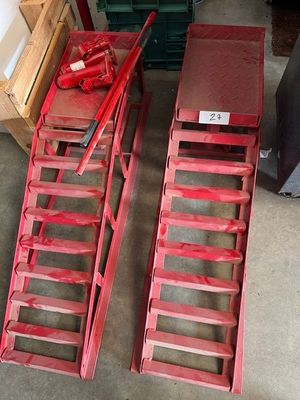 deux échelles rouges posées l'une à côté de l'autre dans un garage