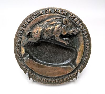 plaque représentant un sanglier sur une assiette, accompagnée de l'inscription : « Le sanglier est un symbole de la Révolution française »