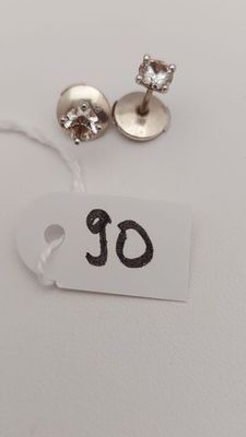 Gros plan sur une paire de boucles d'oreilles avec une étiquette de prix