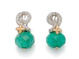 une paire de boucles d'oreilles en émeraude et diamant