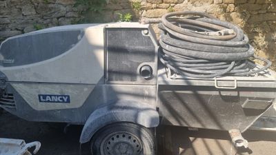 un camion équipé d'un tuyau à l'arrière