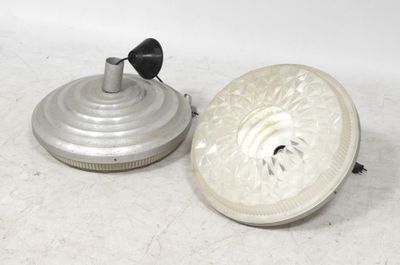 un objet blanc posé par terre à côté d'un objet argenté