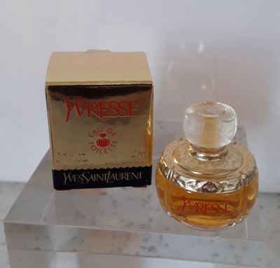 un flacon de parfum posé sur une étagère en verre