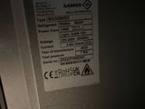 un gros plan d'une porte métallique sur laquelle est accrochée une pancarte
