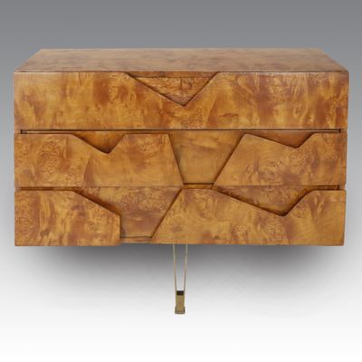 une commode en bois ornée d'un motif géométrique sur la façade