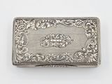 étui à cartes de visite plaqué argent, orné d'un motif floral sur le devant