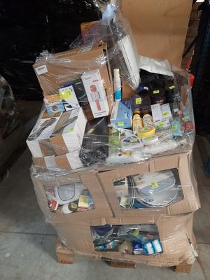 une pile de cartons posés par terre