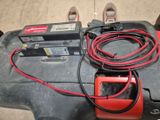 un câble rouge relié à la batterie d'une moto