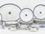 beaucoup d'assiettes et de tasses sur la table