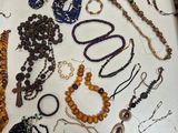 plusieurs types de colliers et de bracelets différents disposés sur une table