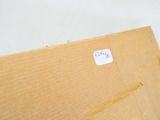 un morceau de carton sur lequel est collé un autocollant