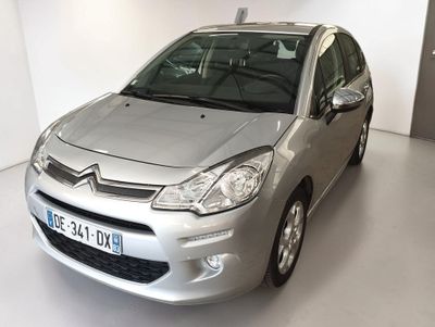 une Citroën argentée garée dans une pièce blanche