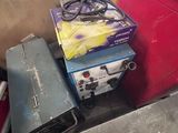 une pile d'articles sur un tapis roulant dans un magasin