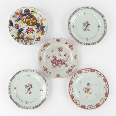 Collection de cinq assiettes en porcelaine chinoise, Famille…