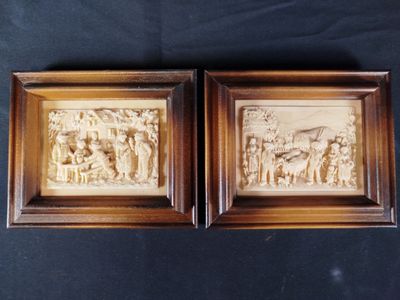 paire de plaques anciennes en bois sculpté représentant une scène de la vie de Jésus et de sa famille