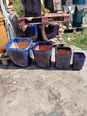 many pots that are sitting on the ground