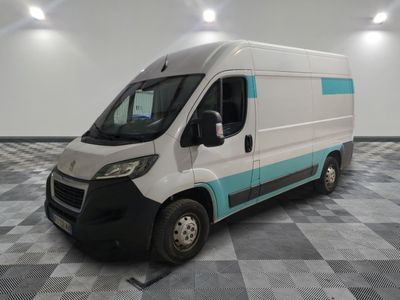 la camionnette blanche est garée sur le sol en damier d'une pièce