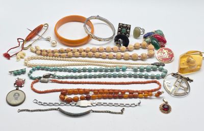 plusieurs types de colliers et de bracelets différents disposés sur une table