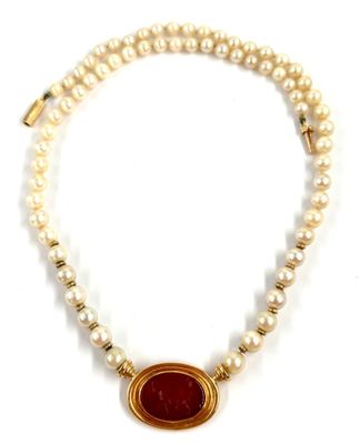 collier de perles orné d'une pierre rouge et d'un fermoir en or