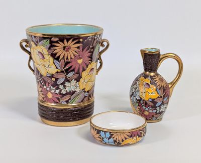 deux vases et un bol posés les uns à côté des autres