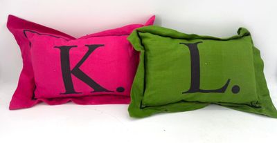 deux oreillers sur lesquels figurent les lettres « kl » et « l »