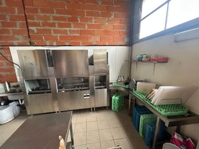 une grande cuisine avec beaucoup d'espace de plan de travail