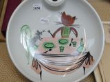 une assiette blanche sur laquelle est représenté un chat