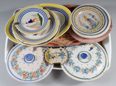 de nombreuses assiettes et bols rangés ensemble dans une boîte