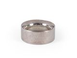 gros plan d'une bague en argent sur fond blanc