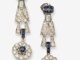 une paire de boucles d'oreilles en saphir et diamant
