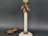 une lampe posée sur une table, avec un cordon d'alimentation