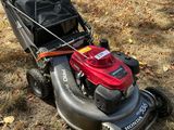 une tondeuse à gazon qui reste dans l'herbe