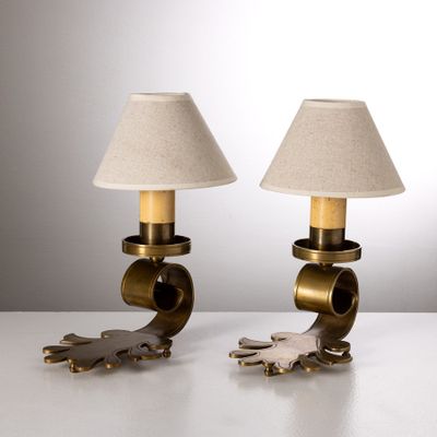 une paire de lampes de table vintage en laiton, chacune munie d'un abat-jour
