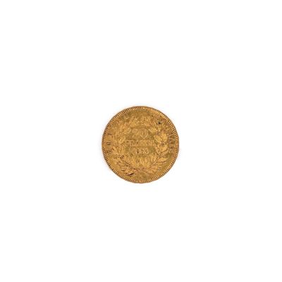 gros plan d'une pièce d'or sur une surface blanche