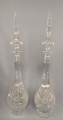 paire de bougeoirs en cristal taillé en forme de carafe