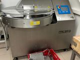 une machine posée sur le sol de la cuisine