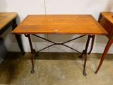 une petite table en bois sur laquelle se trouve un petit plateau