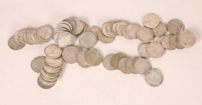 une pile de pièces d'argent sur une surface blanche