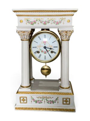 une horloge blanche posée sur une table