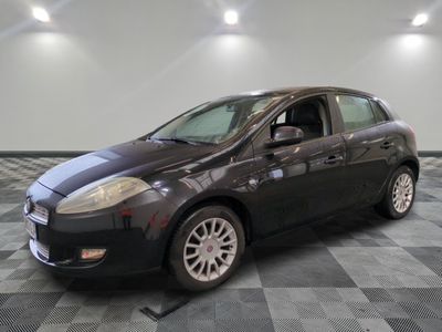 la photo d'une voiture garée dans un garage