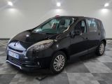 la petite voiture noire est garée sur un sol en damier