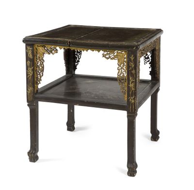 une table d'appoint noire et dorée avec une étagère sur le dessus