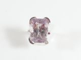 Gros plan sur une bague contenant une pierre violette