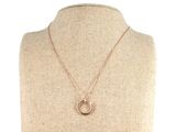un collier orné d'un pendentif en forme de cercle sur un mannequin