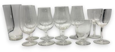 un ensemble de verres à vin alignés les uns à côté des autres