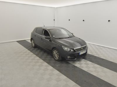une image d'une voiture garée dans un garage
